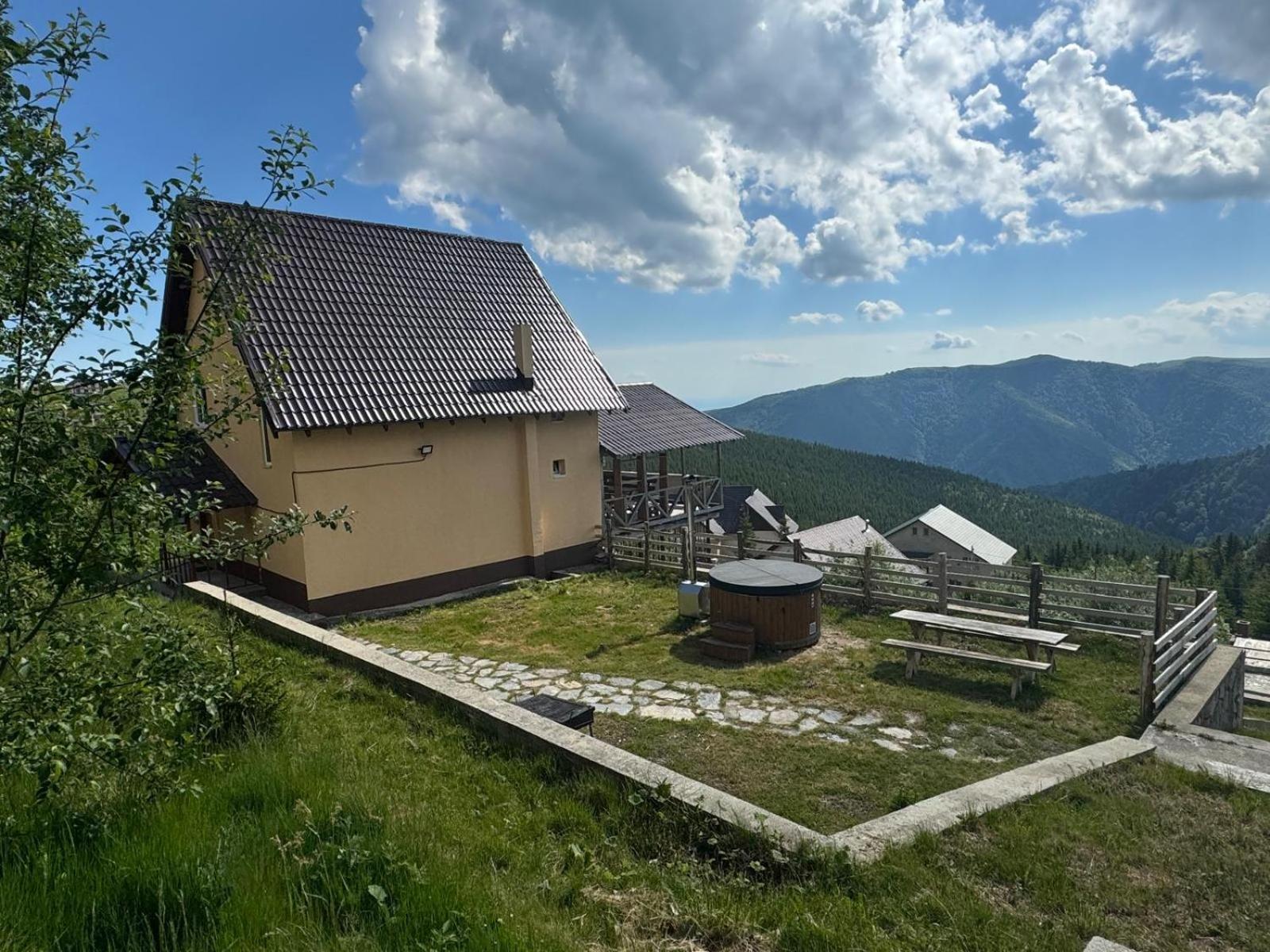 Lupul Dacic Hotel Ranca Luaran gambar